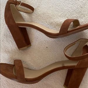 Stuart Weitzman nearly nude heels like new